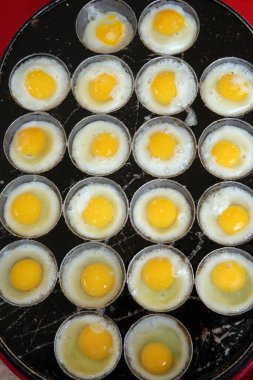 Bangkok Gıda Pazarı. Yağda yumurta. Bangkok 'ta. Tayland. 