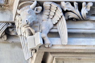  Aziz Nicholas Katedrali. Saint Luke ve Kanatlı Öküz. Heykel. Fribourg. İsviçre. 