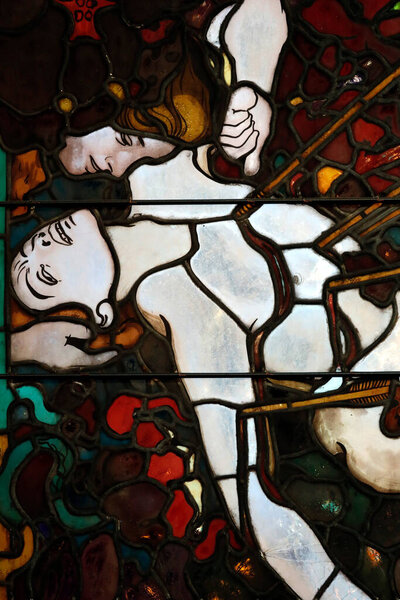 Собор Святого Николая. Витраж Йозефа Мехоффера. Святой Себастьян: ранний христианский святой и мученик. Фрибур. Швейцария. 