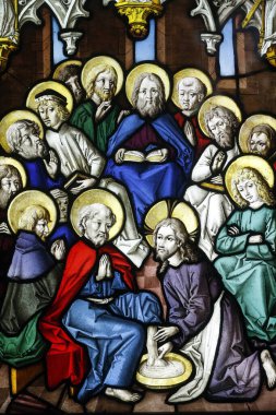 Oeuvre Notre-Dame Müzesi. Lekeli cam pencere. İsa Havarilerin Ayaklarını Yıkıyor. 15. yüzyıl. Strasbourg 'da. Fransa.