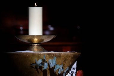 Saint-Jacques Kilisesi. Katolik ayini. Mihraptaki kilise mumu. Sallanch 'lar. Fransa.