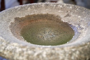 Saint-Jacques Kilisesi. Kutsal su yazı tipi. Sallanch 'lar. Fransa.