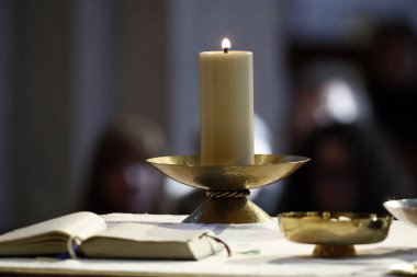 Saint-Jacques Kilisesi. Katolik ayini. Kilise mumu ve mihrapta Roma eşleri. Sallanch 'lar. Fransa.