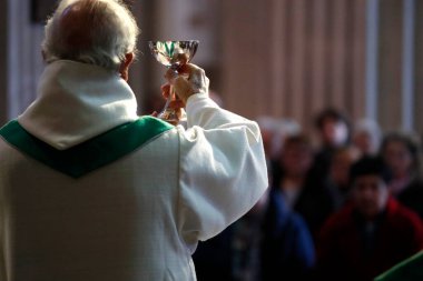 Saint-Jacques Kilisesi. Katolik ayini. Ayin kutlaması. Sallanch 'lar. Fransa.