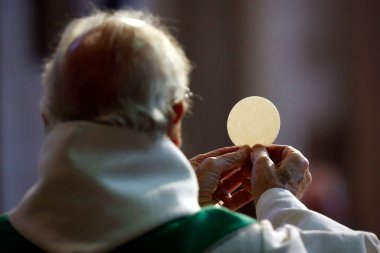 Saint-Jacques Kilisesi. Katolik ayini. Rahipler kutsal ayin düzenliyor. Ayin kutlaması. Sallanch 'lar. Fransa.