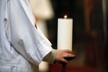 Saint-Jacques Kilisesi. Katolik ayini. Vaiz çocuk ve kilise mumu. Sallanch 'lar. Fransa.