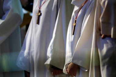 Saint-Jacques Kilisesi. Katolik ayini. Vaiz çocuklar. Sallanch 'lar. Fransa.