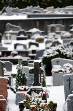 Kışın mezarlık. Saint-Gervais. Fransa.