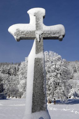 Kışın karla çakışan taş. Megeve. Fransa.