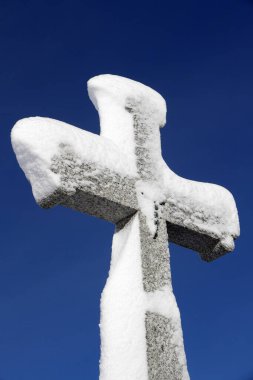 Kışın karla çakışan taş. Megeve. Fransa.