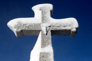 Kışın karla çakışan taş. Megeve. Fransa.