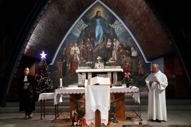 Hıristiyan Birliği İçin Dua Haftası. Ekümenik hizmet. Katolik rahip ve Protestan papaz. Le Fayet. Fransa.