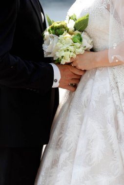 Düğün için. Gelin ve damat gül buketi tutuyorlar. Hanoi. Vietnam.