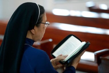  Bien Hoa 'daki Dominik halkı. Catholc 'un kız kardeşi serviste. Vietnam.