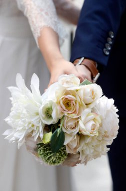 Düğün için. Gelin ve damat gül buketi tutuyorlar. Hanoi. Vietnam.