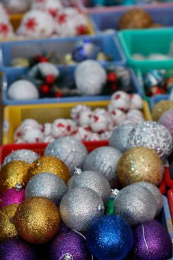 Noel pazarı. Satılık Noel baloları. Ho Chi Minh Şehri. Vietnam.