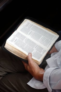 Protestan kilisesinde pazar ayini. İncil 'e binen adam. Cai Be. Vietnam. 