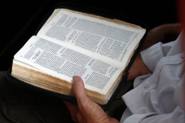 Protestan kilisesinde pazar ayini. İncil 'e binen adam. Cai Be. Vietnam. 