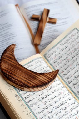 Hristiyanlık, İslam 2 tek tanrılı dinler. İncil, Kuran, haç ve hilal: dinler arası semboller. Dini ve inanç kavramı. 