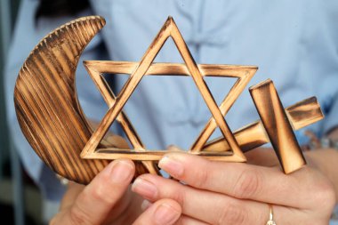 Hristiyanlık, İslam, Musevilik 3 tek tanrılı din. Yahudi Yıldızı, Haç ve Hilal: Dinlerarası semboller ellerinde. Dini ve inanç kavramı. 