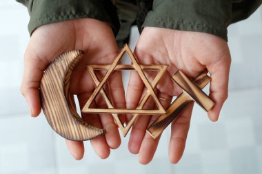 Hristiyanlık, İslam, Musevilik 3 tek tanrılı din. Yahudi Yıldızı, Haç ve Hilal: Dinlerarası semboller ellerinde. Dini ve inanç kavramı. 