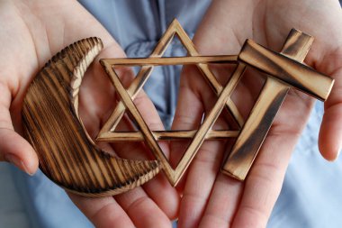 Hristiyanlık, İslam, Musevilik 3 tek tanrılı din. Yahudi Yıldızı, Haç ve Hilal: Dinlerarası semboller ellerinde. Dini ve inanç kavramı. 