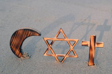 Hristiyanlık, İslam, Musevilik 3 tek tanrılı din. Yahudi Yıldızı, Haç ve Hilal: Dinlerarası semboller. Dini ve inanç kavramı. 