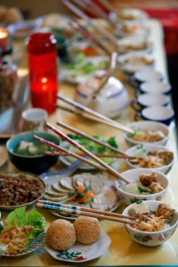 Chua Tu An Budist tapınağı. Ata sunağı. Vejetaryen adaklar. Saint-Pierre en Faucigny. Fransa.