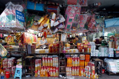Tapınaklar için Budist bağışları satan bir dükkan. Ho Chi Minh Şehri. Vietnam.