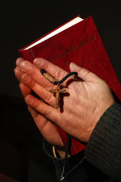 Adam İncil okuyor. Fransa.