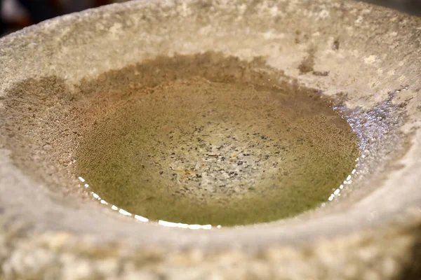 Saint-Jacques Kilisesi. Kutsal su yazı tipi. Sallanch 'lar. Fransa.