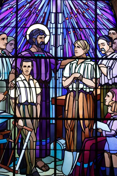 聖ヨセフ教会 若い労働者と聖ヨセフ ラファエル ラルドゥールのステンドグラスの窓 チェッド フランス — ストック写真