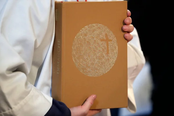 Iglesia Saint Jacques Altar Boy Con Leccionario Sallanches Francia —  Fotos de Stock