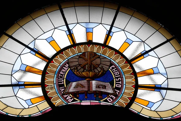 圣格拉特教堂缝隙玻璃窗 阿尔法和欧米茄Valgrisenche 意大利 — 图库照片