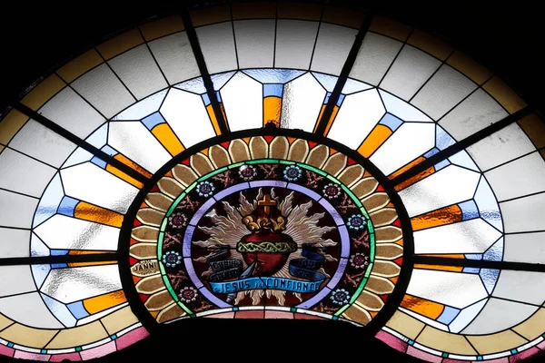 Saint-Grat Kilisesi. Lekeli cam pencere. İsa 'nın Kutsal Kalbi