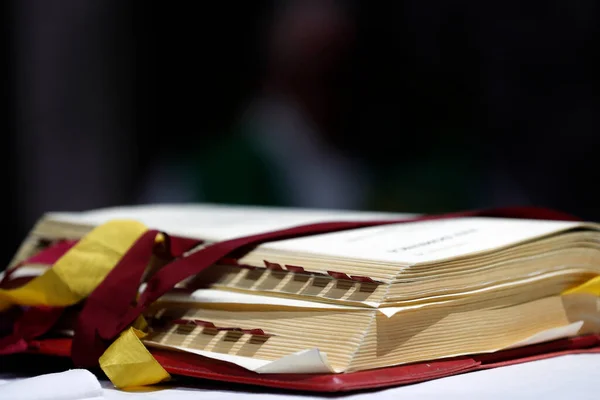 Католическая Месса Открыть Библию Алтаре Вальгрисенче Италия — стоковое фото