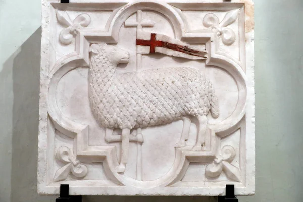 Meryem 'in Varsayımı Katedrali ve Vaftizci Aziz John. Tanrı 'nın Kuzusu. Aosta. İtalya. 