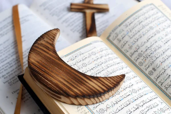 Cristianesimo Islam Religioni Monoteiste Bibbia Corano Croce Mezzaluna Simboli Interreligiosi — Foto Stock