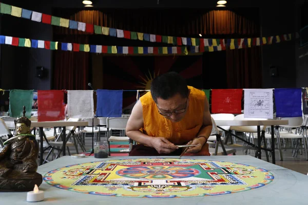 Tibetan Monk Carefully Works Colorful Sand Mandala — Stock Photo, Image