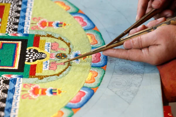 Monge Tibetano Trabalhando Mandala Areia Close — Fotografia de Stock