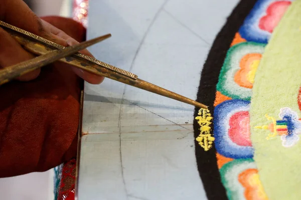 Monge Tibetano Trabalhando Mandala Areia Close — Fotografia de Stock