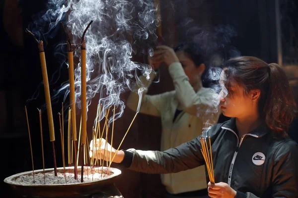 Taoistiskt Tempel Kejsar Jade Pagoda Chua Phuoc Hai Buddhistdyrkare Bränner — Stockfoto