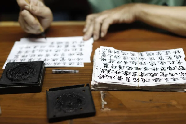 Templo Taoísta Imperador Jade Pagode Chua Phuoc Hai Mulher Escrevendo — Fotografia de Stock