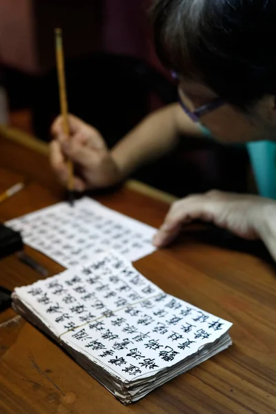 Taoistický Chrám Císař Jade Pagoda Chua Phuoc Hai Žena Píše — Stock fotografie