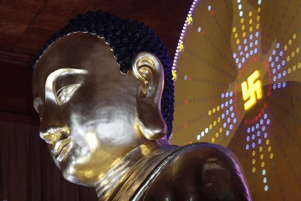 クアン仏教寺院 黄金の巨大な仏像 ホーチミン市 ベトナム — ストック写真