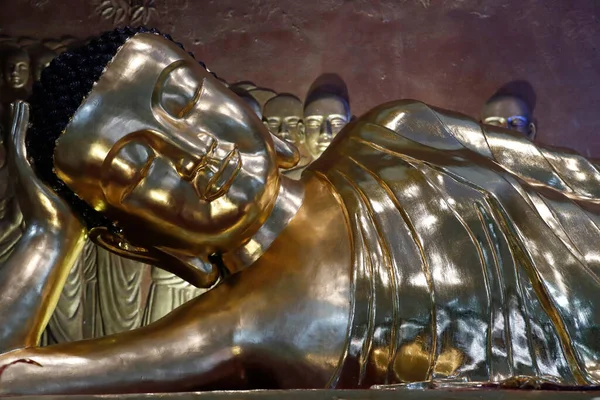クアン仏教寺院 黄金の仏像をリクライニング 45年間仏法を教えた後 仏はパリニールヴァーナに入った ホーチミン市 ベトナム — ストック写真
