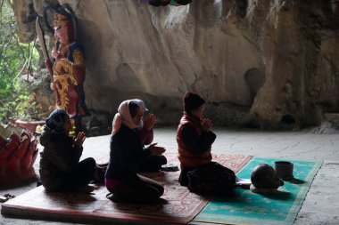 Tam Thanh mağarası. Thanh Thien taoist pagoda. Taoizm hayranları. Lang Oğlu. Vietnam.