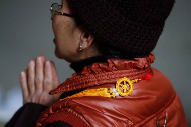 Tam Thanh mağarası. Thanh Thien taoist pagoda. Taoizm hayranı dua ediyor. Lang Oğlu. Vietnam.