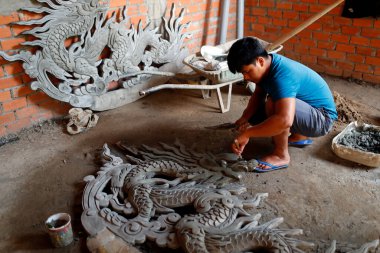 Budist tapınağı yapım aşamasında. Öyle de olabilir. Vietnam. 
