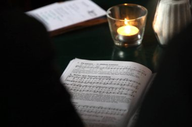 Elias Kirche. Taize 'nin Avrupa Gençlik Toplantısı Basel' de. Öğlen namazına gelen hacılar. İsviçre. 